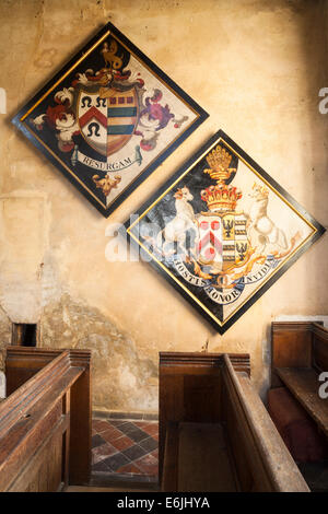 Zwei heraldische Platten gemalt in Ölen hängen in St Michaels & All Angels in das Dorf Edmondthorpe, Leicestershire, England Stockfoto