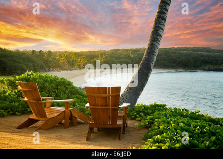 Zwei Anirondac Stühlen mit Blick auf Meer und Strand im Four Seasons. Lanai, Hawaii. Stockfoto