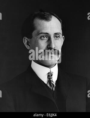 Orville Wright, 34 Jahre, Kopf und Schultern mit Schnurrbart im Jahre 1905. Stockfoto