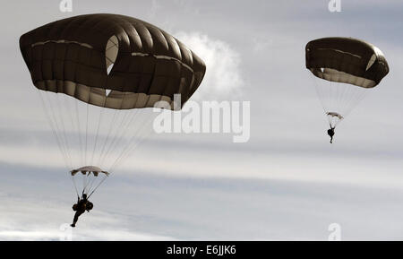 US Army Fallschirmjäger mit dem Airborne 4th Infantry Brigade Combat Team steigen Sie hinab in einen See in einen Wassergraben 6. August 2014 in Big Lake, Alaska. führen Sie einen Wassergraben in Big Lake, Alaska. Stockfoto