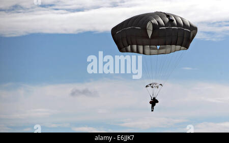 US Army Fallschirmjäger mit dem Airborne 4th Infantry Brigade Combat Team steigen Sie hinab in einen See in einen Wassergraben 6. August 2014 in Big Lake, Alaska. führen Sie einen Wassergraben in Big Lake, Alaska. Stockfoto