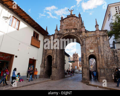 Santa Clara Bogen und Glockenturm der Kirche San Pedro - Cusco, Peru Stockfoto