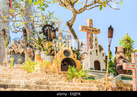 Traditionelle Fackeln an bunten mexikanischen Friedhof in der Nähe von Playa del Carmen Stockfoto