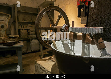 Knetmaschine in der Bäckerei von Fort-de-Loncin, einer von zwölf Forts als Teil der Befestigungsanlagen von Lüttich, Belgien Stockfoto