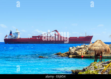Rettungsschwimmer-Hütte, Containerschiff und türkisfarbenen karibischen Meer in Mexiko Stockfoto