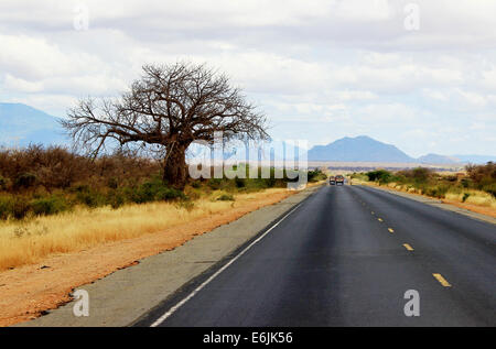 Afrikanische Strasse von Mombasa nach Nairobi, Kenia Stockfoto