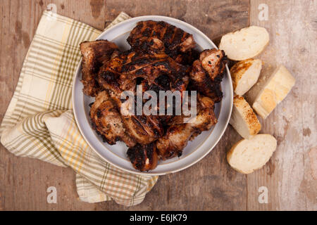 Gegrillte Ruckhuhn in der Ton-Schale auf Holztisch Stockfoto