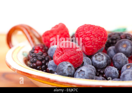 frische Beeren in der schönen Ton-Schale Stockfoto
