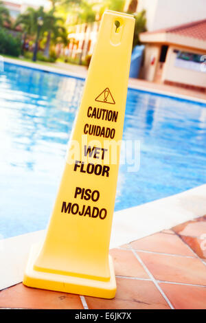 Nassen Boden Warnschild am Schwimmbad in Mexiko Stockfoto