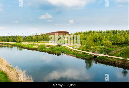 Das Velodrom und Lea Fluss im Queen Elizabeth Park in London. Stockfoto
