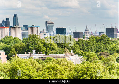 Die Skyline von London von Primrose Hill in der Nähe von Camden in London Stockfoto