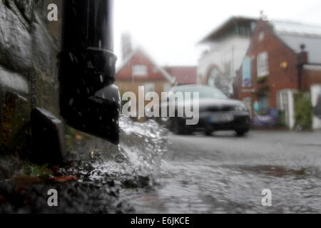 Wimbledon London, UK. 25. August 2014. Wasser ist ein Abflussrohr bei Regen an einem nassen Feiertag befreit Kredit-Montag: Amer Ghazzal/Alamy Live-Nachrichten Stockfoto