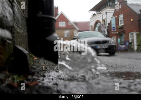 Wimbledon London, UK. 25. August 2014. Wasser ist ein Abflussrohr bei Regen an einem nassen Feiertag befreit Kredit-Montag: Amer Ghazzal/Alamy Live-Nachrichten Stockfoto