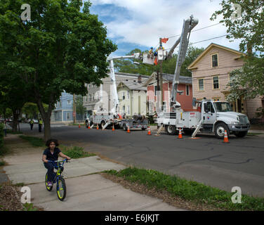 Elektriker verwenden Hubarbeitsbühne LKW, um Arbeiten zur Installation neuer Stromleitungen in New Haven, CT. Stockfoto