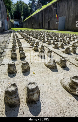 Paar Stiefel, die Erinnerung an den ersten Weltkrieg Soldaten, die noch unter dem Schutt der explodierten Fort Loncin, Belgien begraben sind Stockfoto