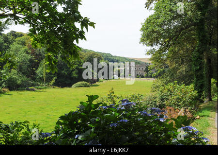 Blick auf das Historische Haus vom Gelände der Hartland Abbey, zwischen Bideford und Bude, an der Atlantikküste von Nort Devon, England, Großbritannien Stockfoto