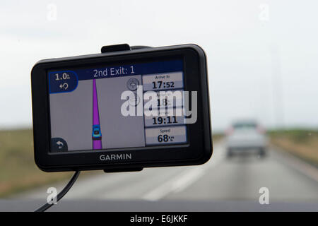 Ein Garmin sat Nav im Einsatz auf einer Autobahn. Stockfoto