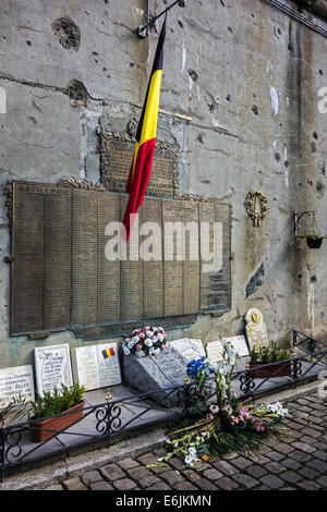 Gedenktafel an Kugel gezeichneten Wand in Fort-de-Loncin, zerstört im ersten Weltkrieg in der Schlacht von Lüttich, Belgien Stockfoto