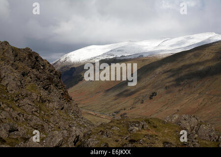 Sturm und Dusche Wolken über den Schnee begrenzt Gipfel des Lakelandpoeten vom Helm Crag über Grasmere Cumbria England Stockfoto