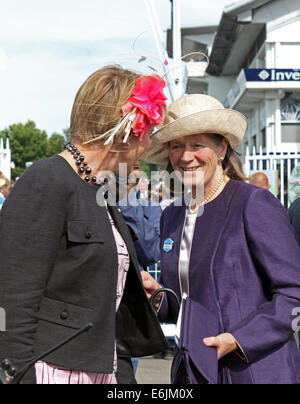Clare Balding mit ihrer Mutter Emma nach dem Derby in Epsom Race Course, Surrey England UK Stockfoto