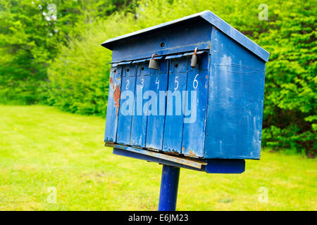 Alte blaue Postfach auf einen Pfahl irgendwo auf dem Land Stockfoto