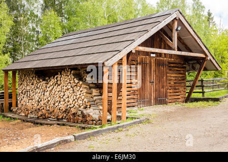 Hölzerne Schuppen und Protokolle irgendwo im Wald vorbereitet Stockfoto