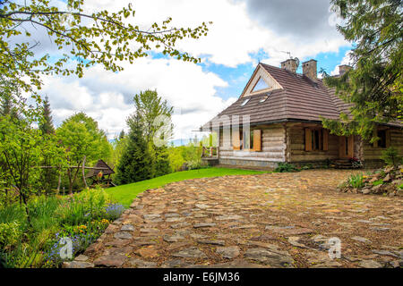 Schöne Holzhaus irgendwo im Wald Stockfoto