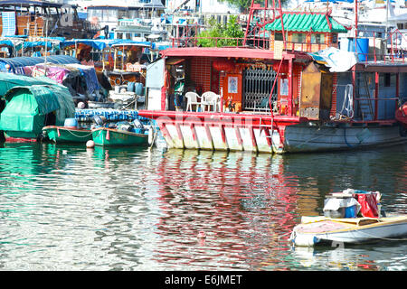 Hausboote Günstig In der Causeway Bay Typhoon Shelter, Hong Kong. Stockfoto