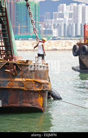 Die Barge Master. Supervisor stehen auf dem Deck eines Derrick Barge In der Causeway Bay Typhoon Shelter, Hong Kong. Stockfoto