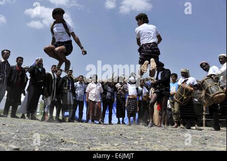 Sanaa, Jemen. 25. August 2014. Jemenitische Männer führen traditionelle Tanz während der einwöchigen Sanaa Sommerfest in Sanaa, Jemen, am 25. August 2014. Jemen startete das 7. Sanaa-Sommerfest in der Hauptstadt Sanaa. Die Behörden wollen den Tourismus in dem arabischen Land zu erholen, die politischen Unruhen und tödliche Konflikte seit 2011 gesehen hat. Bildnachweis: Mohammed Mohammed/Xinhua/Alamy Live-Nachrichten Stockfoto