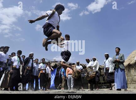 Sanaa, Jemen. 25. August 2014. Jemenitische Männer führen traditionelle Tanz während der einwöchigen Sanaa Sommerfest in Sanaa, Jemen, am 25. August 2014. Jemen startete das 7. Sanaa-Sommerfest in der Hauptstadt Sanaa. Die Behörden wollen den Tourismus in dem arabischen Land zu erholen, die politischen Unruhen und tödliche Konflikte seit 2011 gesehen hat. Bildnachweis: Mohammed Mohammed/Xinhua/Alamy Live-Nachrichten Stockfoto