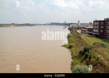 Blick Ost über den südlichen Ufern des Flusses Waal, Nijmegen, Niederlande.  Die berühmten Flussübergang der Waal begann hier. Stockfoto