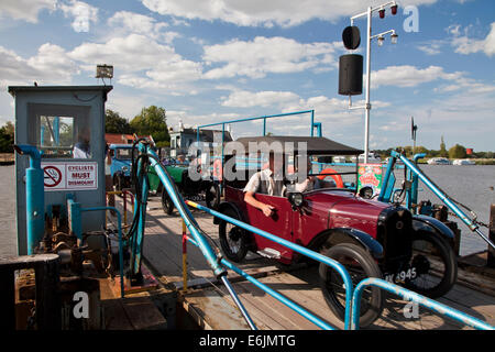 Alten Austin fährt von der Reedham Fähre am Fluß Yare in Norfolk. Stockfoto