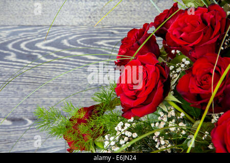 Schöne rote Rosen aus Holz Hintergrund Stockfoto