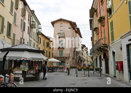 Brescia Italien. Straßenansicht mit Kiosk in Brescia, Lombardei. Italien. Stockfoto