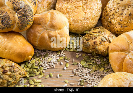 Verschiedene Art von frisch gebackenes Brot und Brötchen auf Holztisch Stockfoto