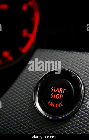 Schaltfläche "Start Stop Motor" in Sportauto Stockfoto