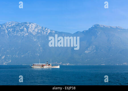 Passagier-Fähre verlassen Limone Sul Garda, Gardasee, Lombardei, Italien Stockfoto