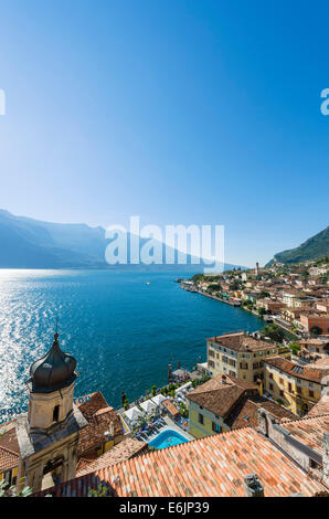 Am Gardasee. Blick über die Stadt und den Hafen in Limone Sul Garda, Gardasee, Lombardei, Italien Stockfoto