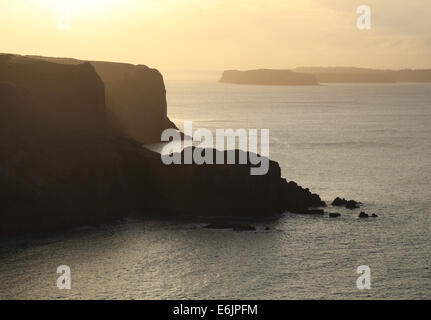 Warmen Morgenlicht über Meer im Nationalpark Pembrokeshire, Wales Stockfoto