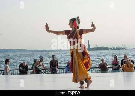 Eine Tänzerin, die Darstellung von Lord Ganesha in New York City Tanzfestival im Stil des Tanzes aus Südindien namens "Kuchipudi." Stockfoto