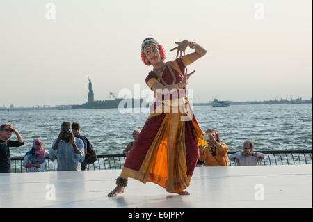 Eine Tänzerin, die Darstellung von Lord Ganesha in New York City Tanzfestival im Stil des Tanzes aus Südindien namens "Kuchipudi." Stockfoto