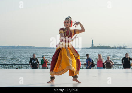 Eine Tänzerin, die Darstellung von Lord Ganesha in New York City Tanzfestival im Stil des Tanzes aus Südindien namens "Kuchipudi." Stockfoto