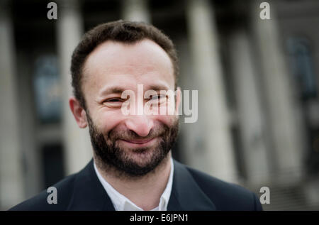 (Datei) - eine Archiv Bild vom, 19. März 2013, zeigt russischen Dirigent Kirill Petrenko, lächelnd, als er vor der Bayerischen Staatsoper in München, Germamy 20. August 2014 steht. Foto: Victoria Bonn-Meuser/dpa Stockfoto