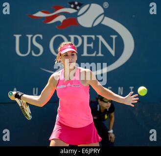 Flushing Meadows, New York, USA. 25. August 2014. Belinda Bencic (SUI) aus der Schweiz in Aktion gegen Bisuits Yanina Wickmayer (BEL) während der 1. Tag der US Open Championships. Bildnachweis: Aktion Plus Sport/Alamy Live-Nachrichten Stockfoto