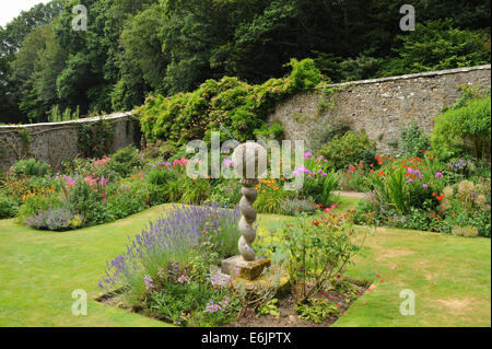Sonnenuhr inmitten eines ummauerten Gartens in Hartland Abbey, zwischen Bideford und Bude, an der Küste von North Devon, England, UK Stockfoto