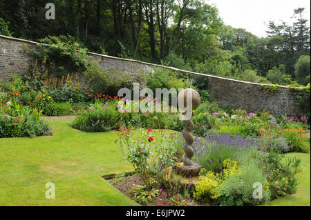 Sonnenuhr inmitten eines ummauerten Gartens in Hartland Abbey, zwischen Bideford und Bude, an der Küste von North Devon, England, UK Stockfoto