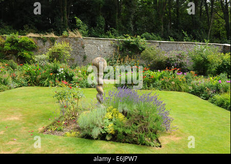 Sonnenuhr inmitten eines ummauerten Gartens in Hartland Abbey, zwischen Bideford und Bude, an der Küste von North Devon, England, UK Stockfoto