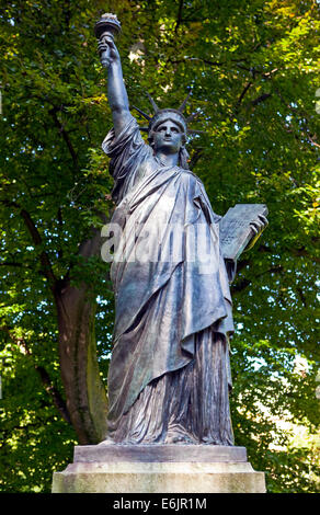 Die erste Statue of Liberty Originalskulptur befindet sich im wunderschönen Jardin du Luxembourg in Paris, Frankreich. Stockfoto