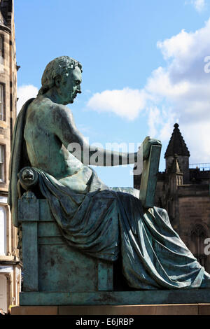 Statue von David Hume, schottischer Philosoph, geboren 1711, gestorben 1776 in der Royal Mile in Edinburgh, Schottland, Großbritannien Stockfoto